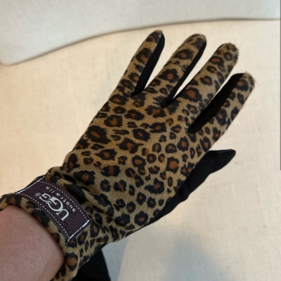 UGG Accessories - Ugg Leopard Cheetah gloves
